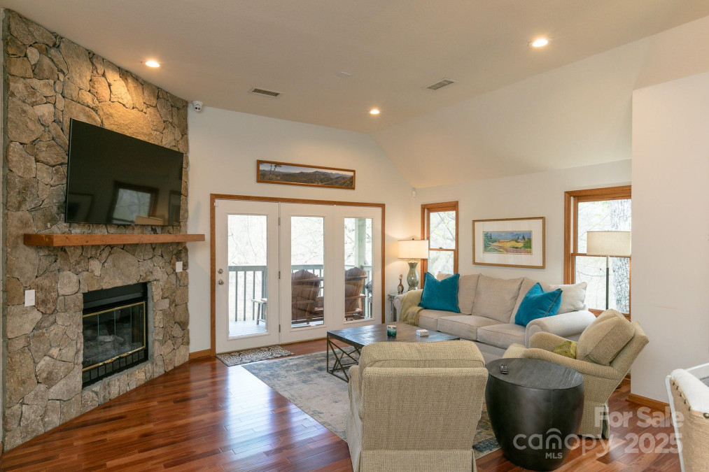 220 Stoney Falls Loop Burnsville, NC 28714