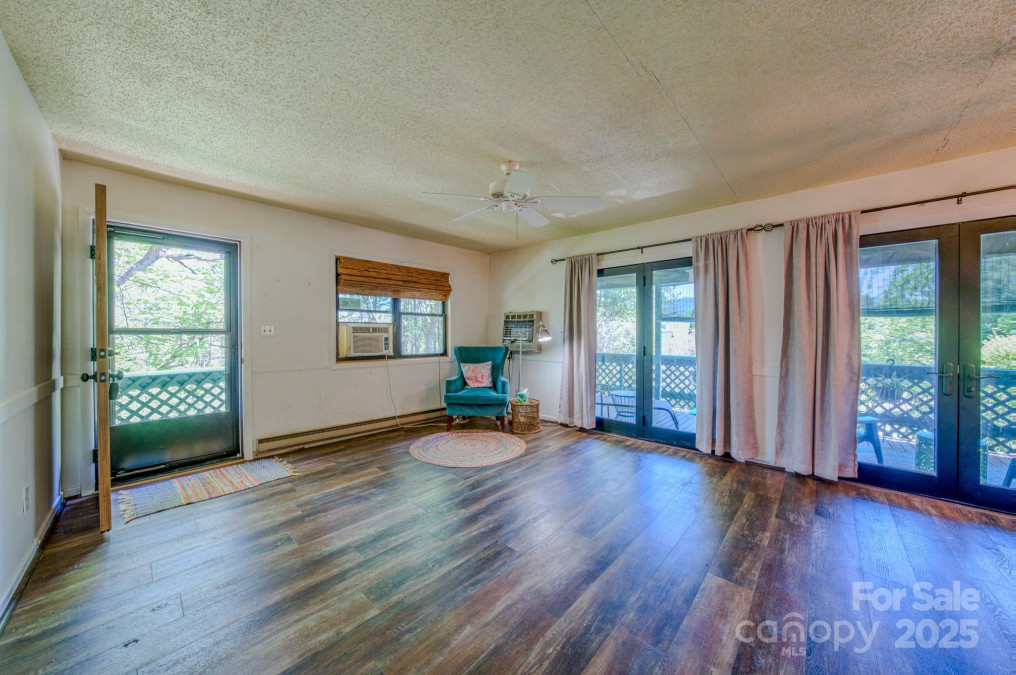 238 Leisure Ln Burnsville, NC 28714