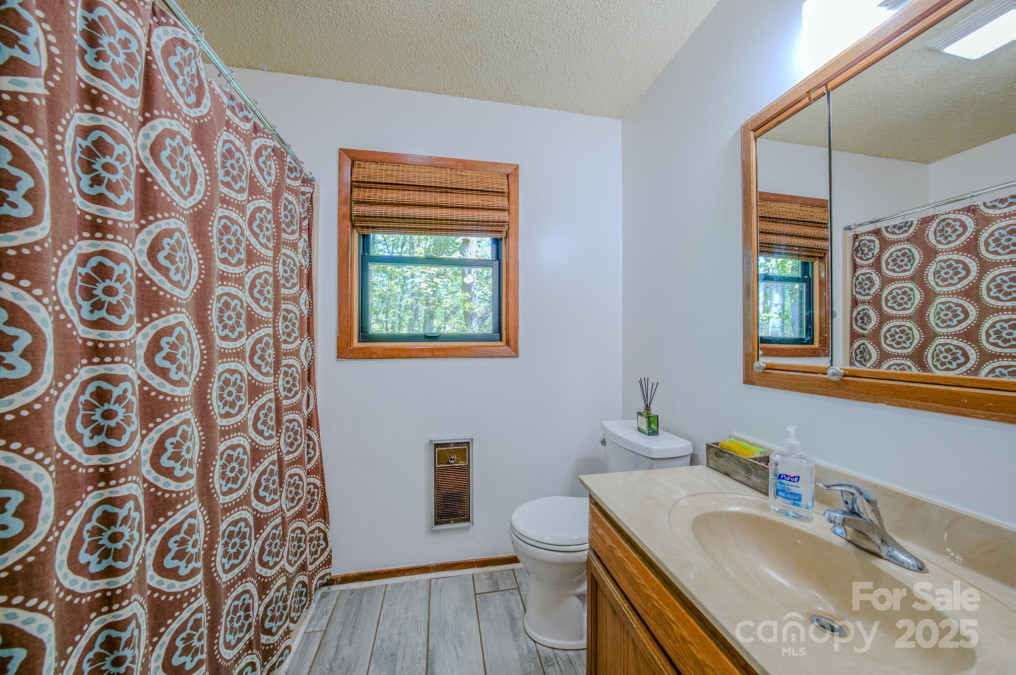 238 Leisure Ln Burnsville, NC 28714