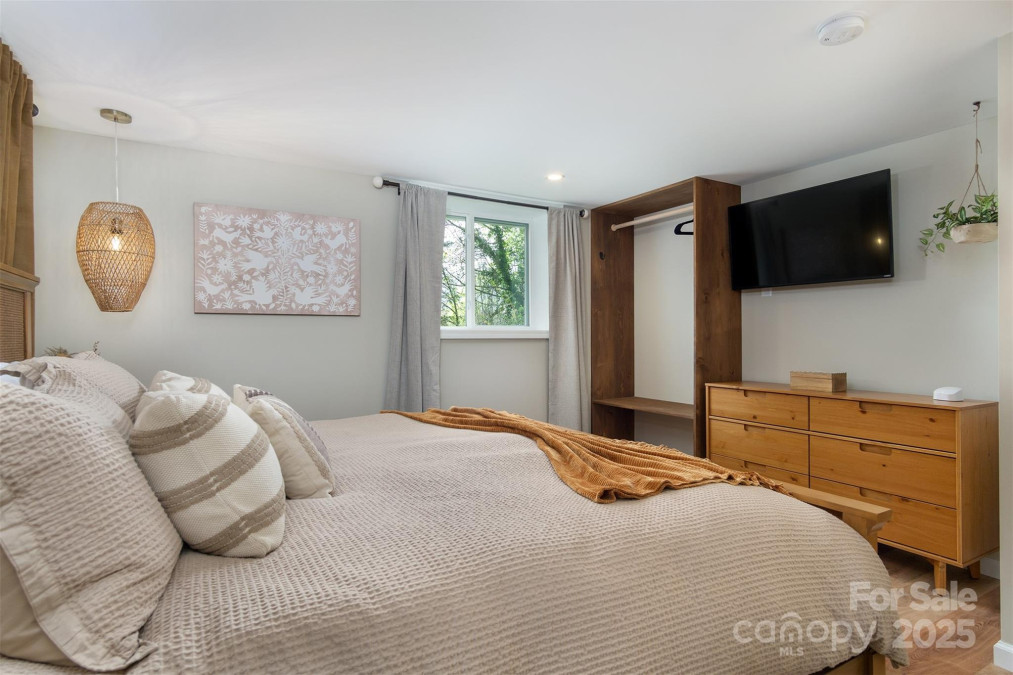 143 Oakview Rd Asheville, NC 28806