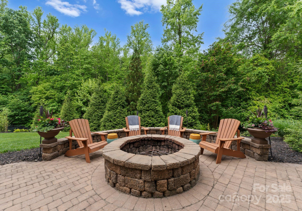 1021 Westbury Dr Matthews, NC 28104