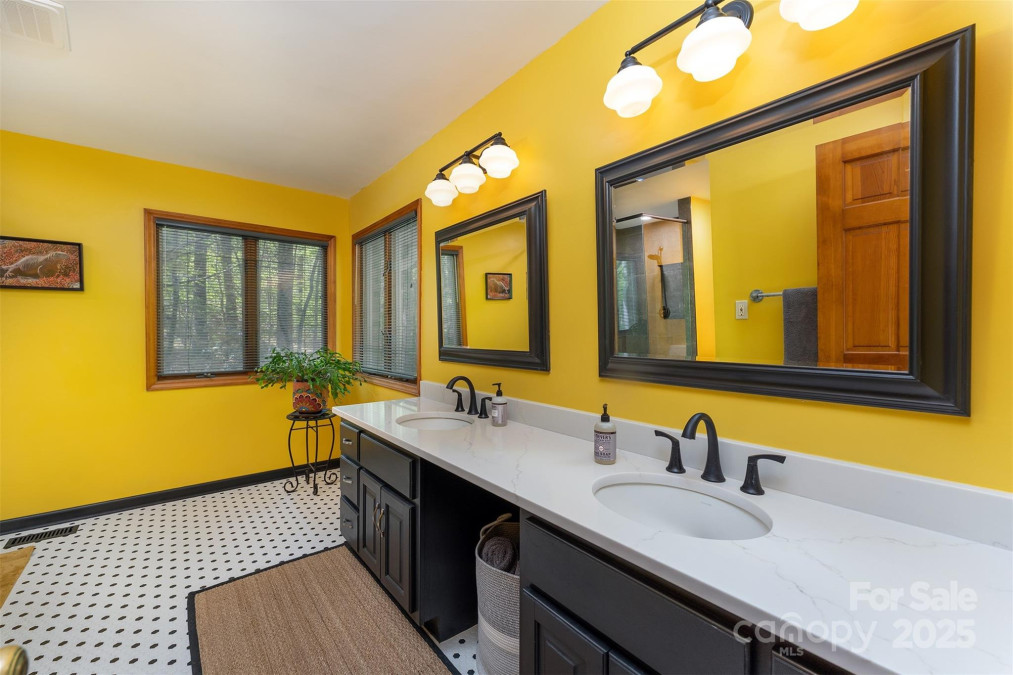 331 Thomas Rd Hendersonville, NC 28739