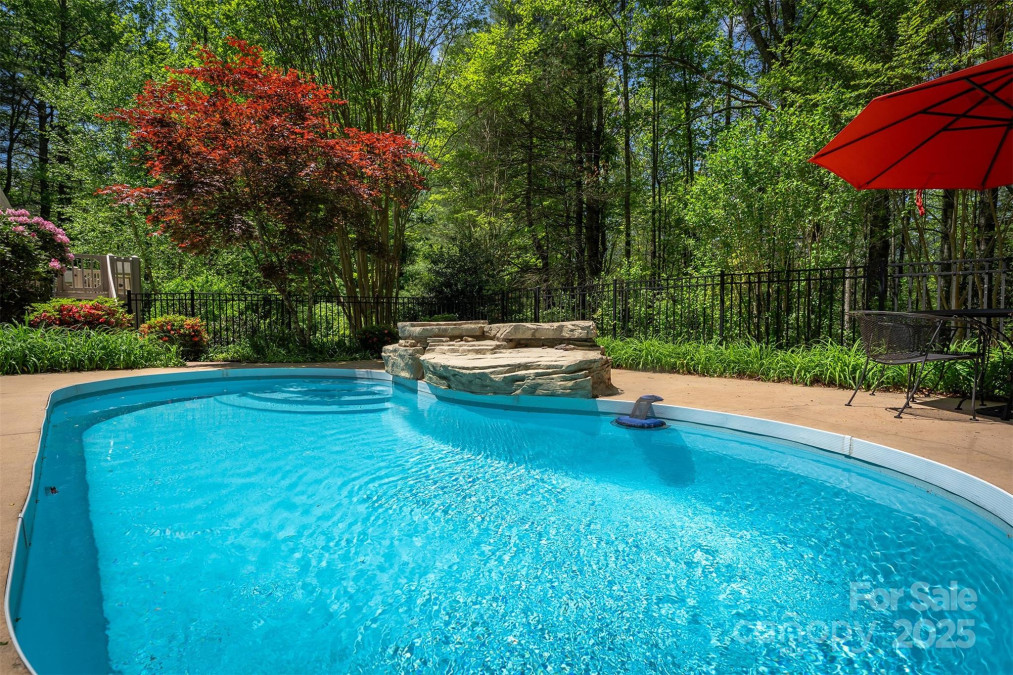 331 Thomas Rd Hendersonville, NC 28739