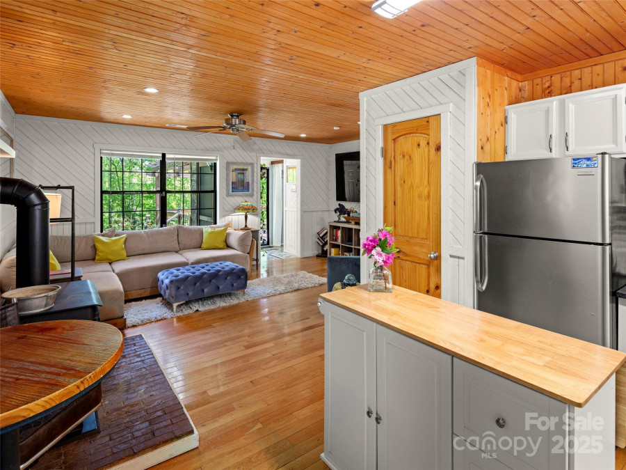44 Sutton Knob Rd Candler, NC 28715