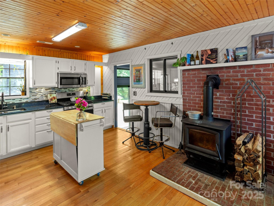 44 Sutton Knob Rd Candler, NC 28715
