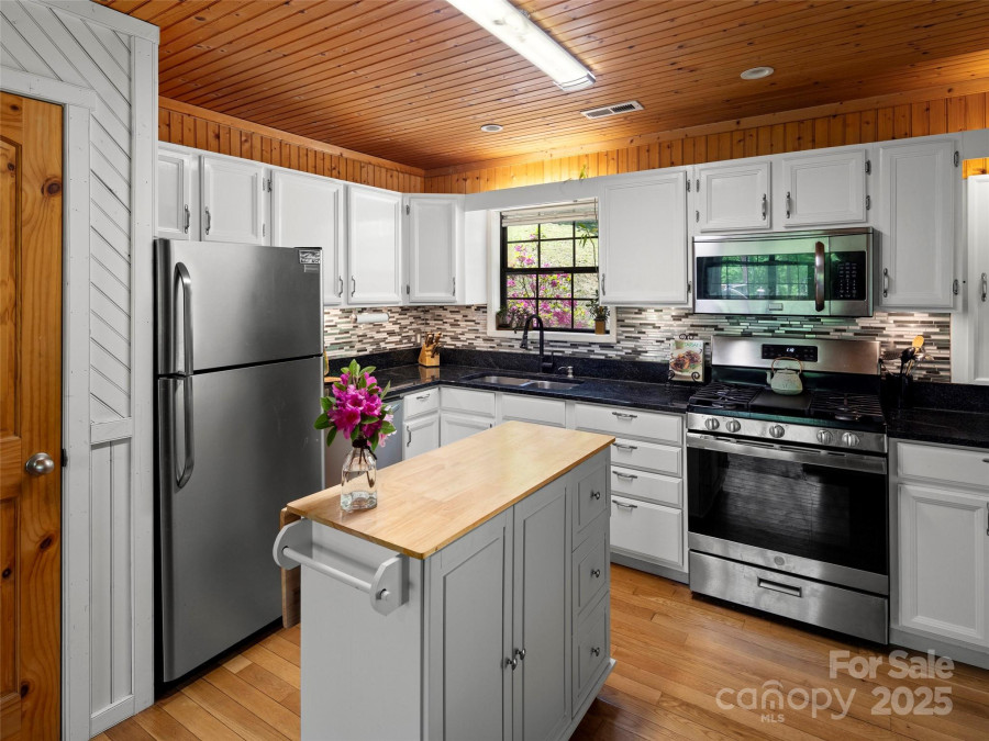 44 Sutton Knob Rd Candler, NC 28715