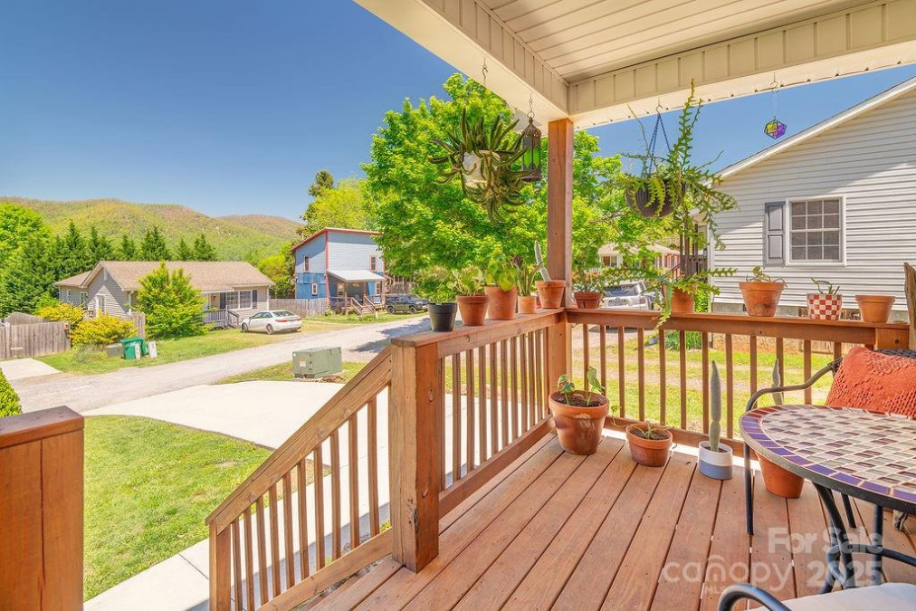 10 Half Moon Dr Swannanoa, NC 28778