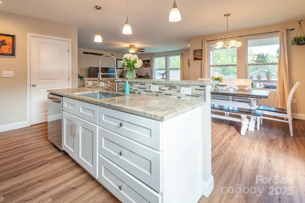 10 Half Moon Dr Swannanoa, NC 28778