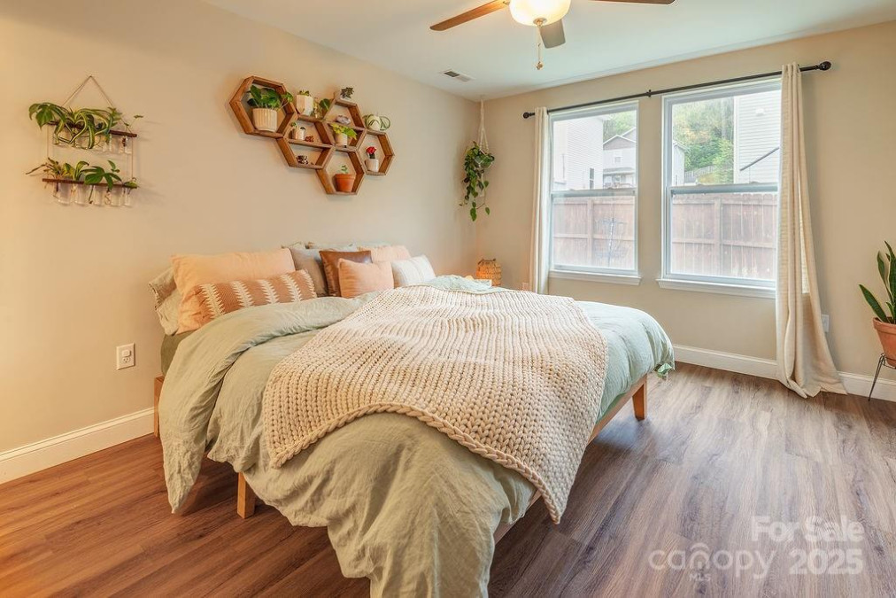 10 Half Moon Dr Swannanoa, NC 28778