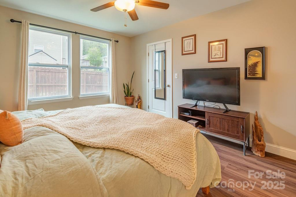 10 Half Moon Dr Swannanoa, NC 28778