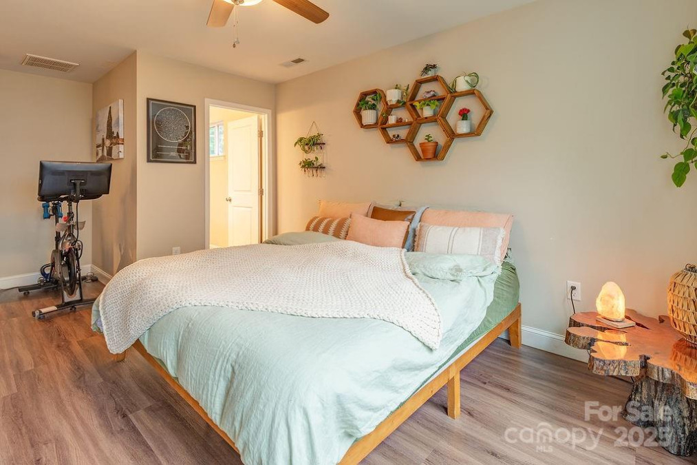 10 Half Moon Dr Swannanoa, NC 28778