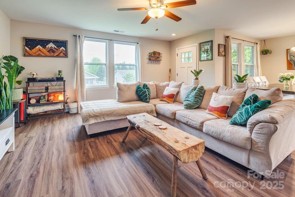 10 Half Moon Dr Swannanoa, NC 28778