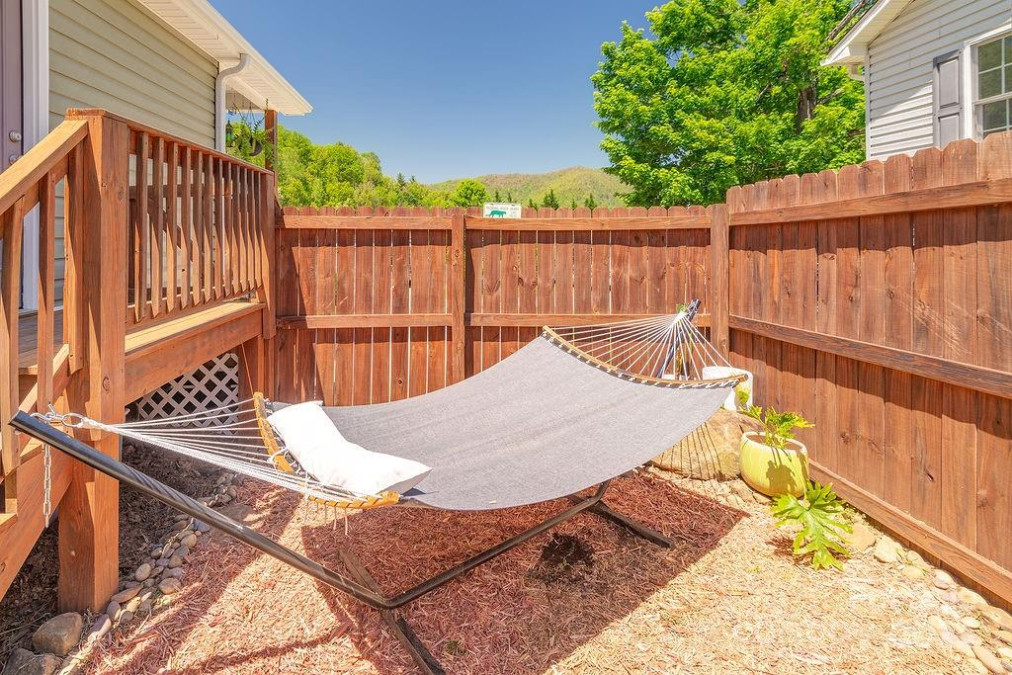 10 Half Moon Dr Swannanoa, NC 28778
