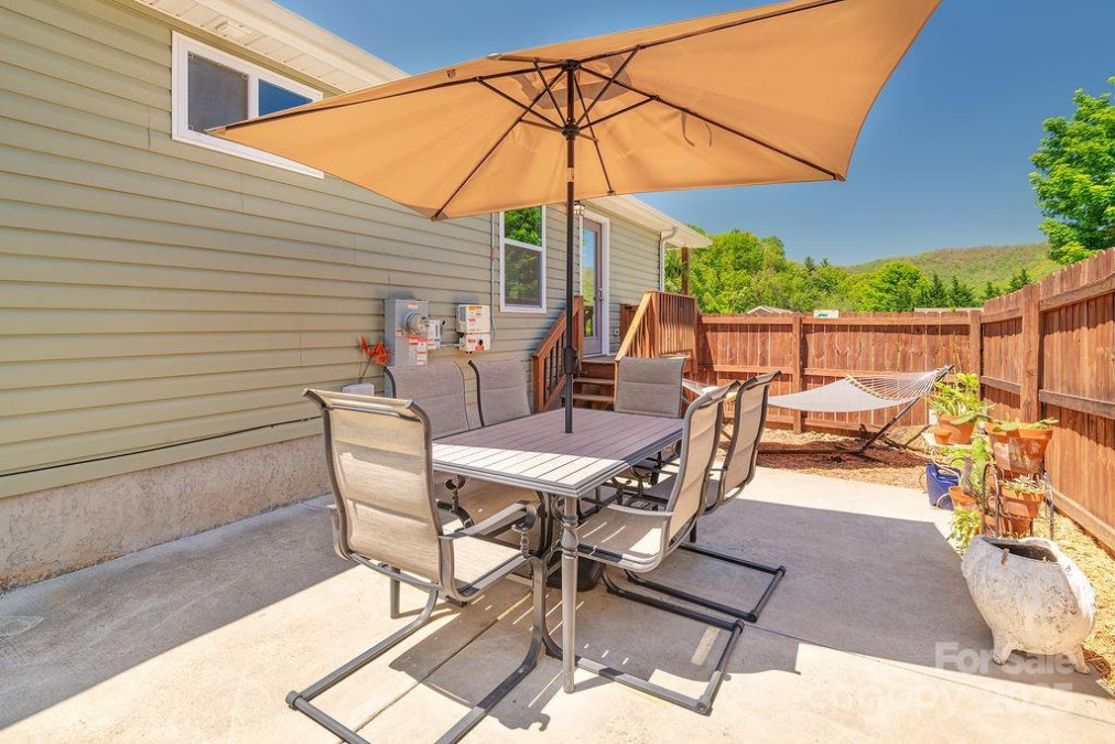 10 Half Moon Dr Swannanoa, NC 28778