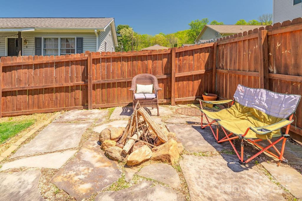 10 Half Moon Dr Swannanoa, NC 28778