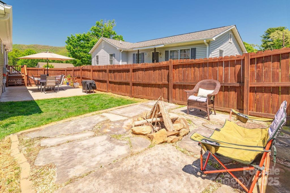 10 Half Moon Dr Swannanoa, NC 28778