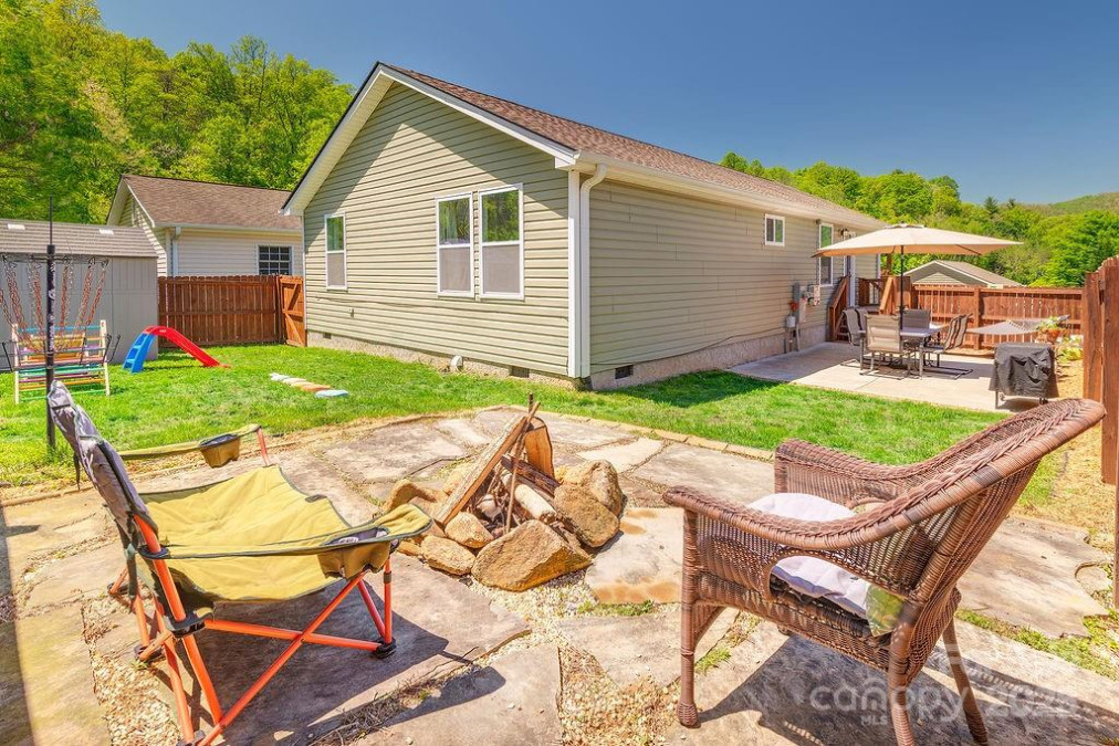 10 Half Moon Dr Swannanoa, NC 28778