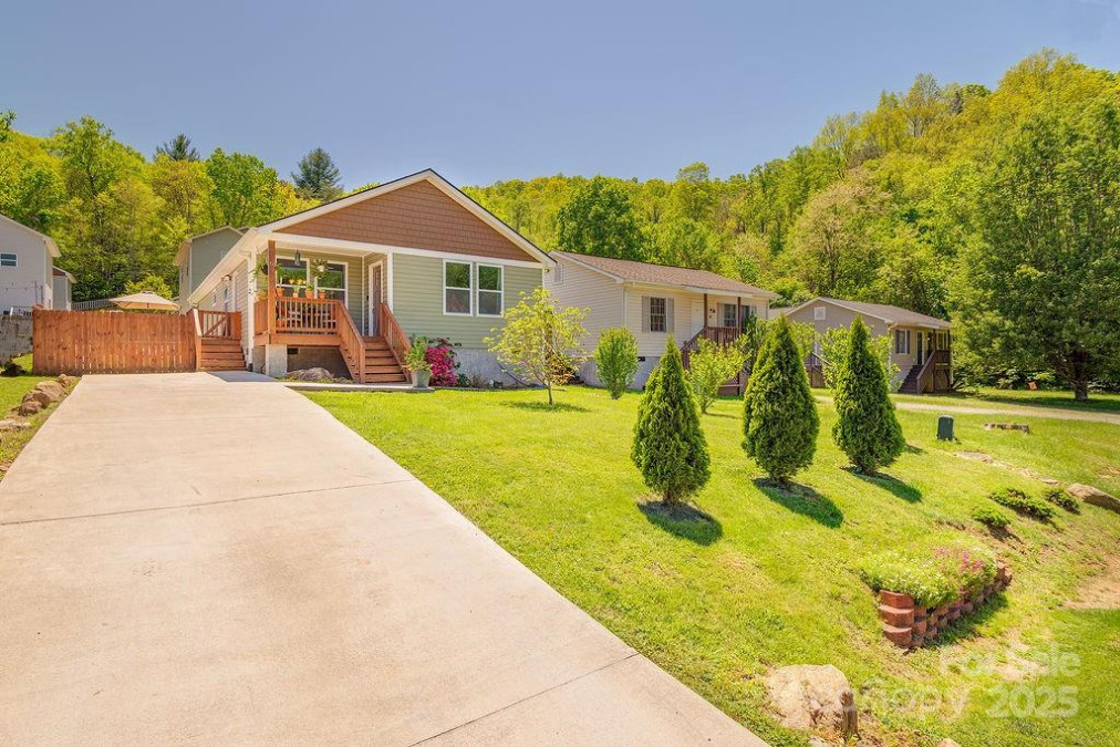 10 Half Moon Dr Swannanoa, NC 28778