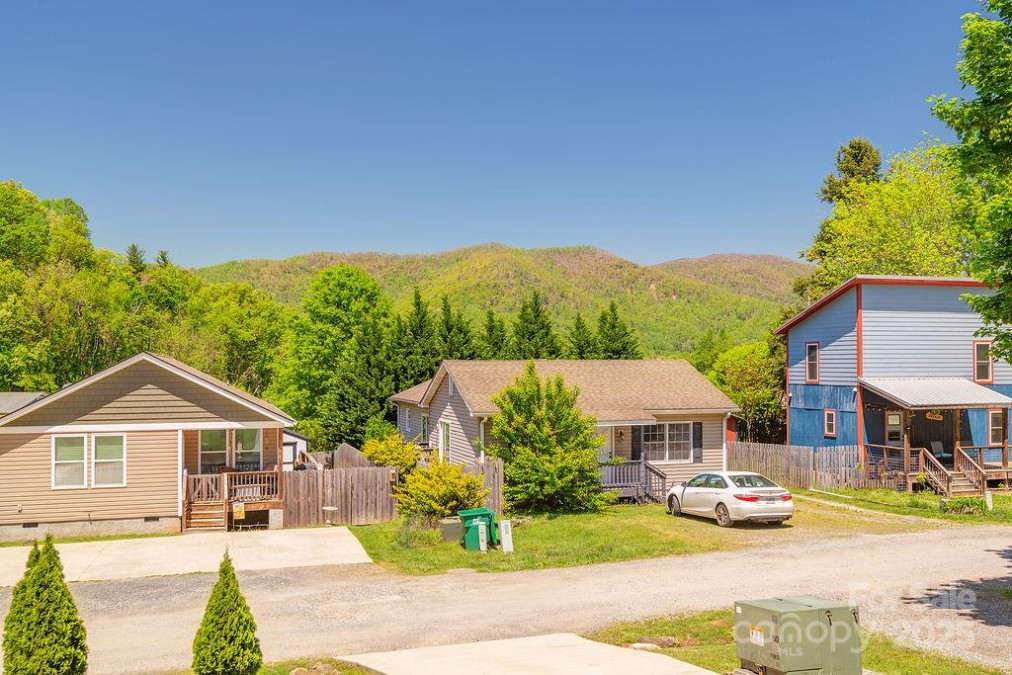 10 Half Moon Dr Swannanoa, NC 28778