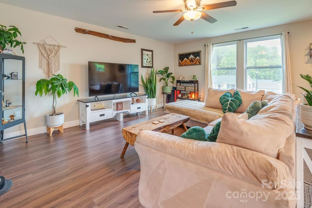 10 Half Moon Dr Swannanoa, NC 28778
