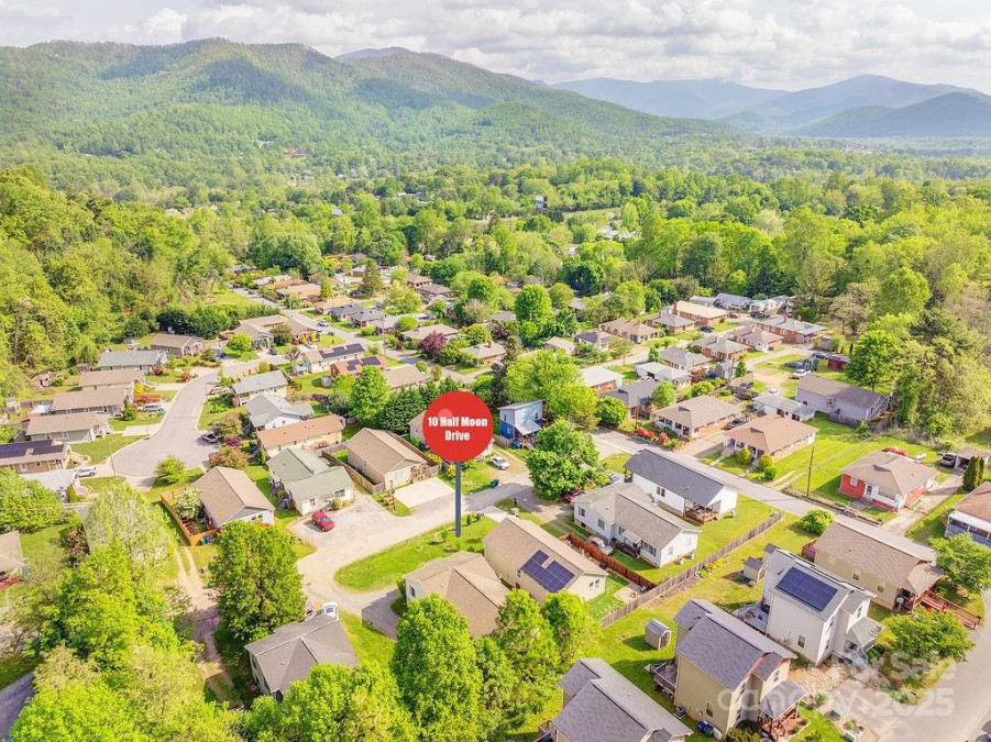 10 Half Moon Dr Swannanoa, NC 28778