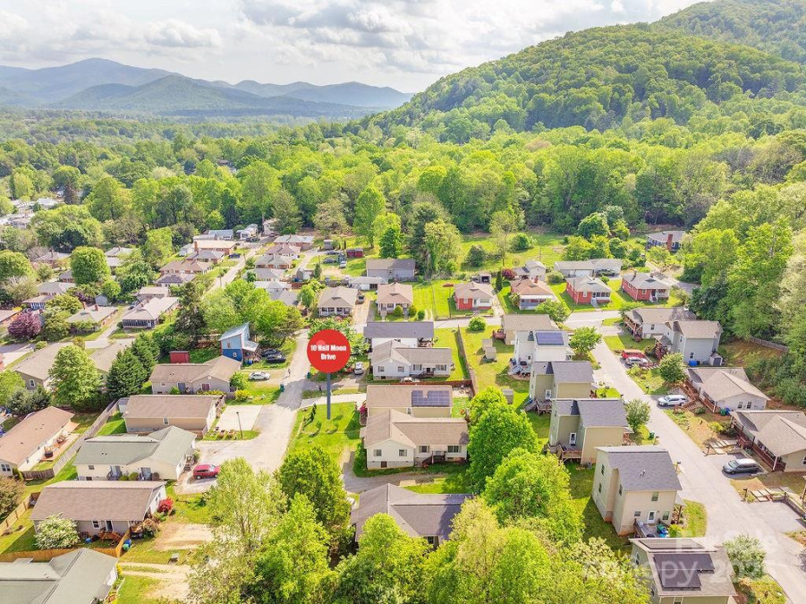 10 Half Moon Dr Swannanoa, NC 28778