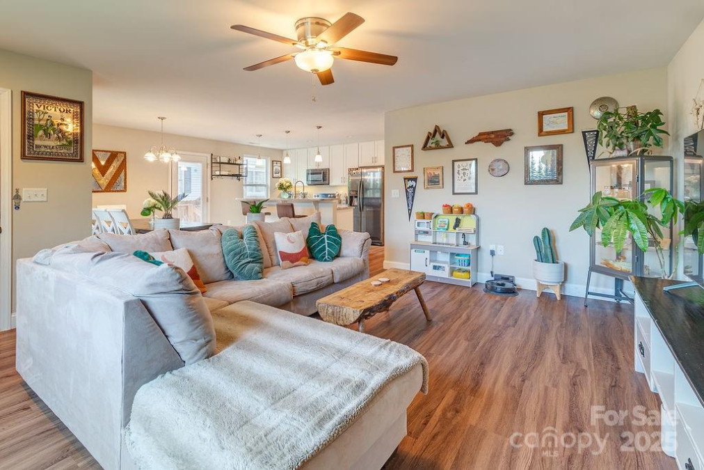 10 Half Moon Dr Swannanoa, NC 28778
