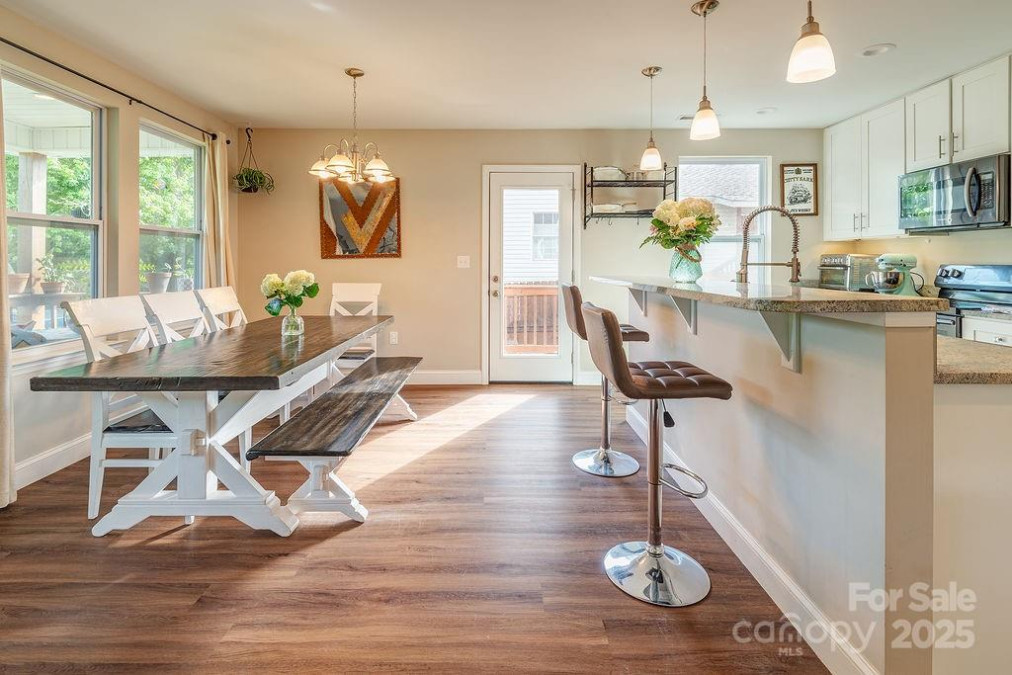 10 Half Moon Dr Swannanoa, NC 28778