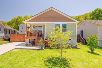 10 Half Moon Dr Swannanoa, NC 28778