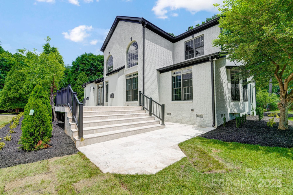 8707 Fairview Rd Charlotte, NC 28226