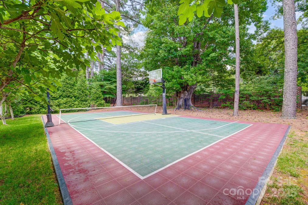 8707 Fairview Rd Charlotte, NC 28226