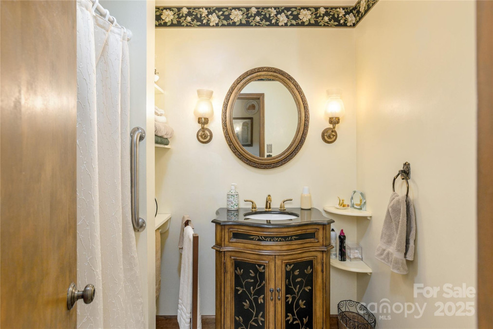 99 Meadowbrook Cir Brevard, NC 28712