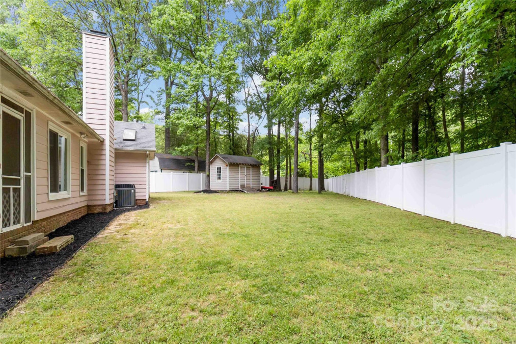 6736 Raeburn Ln Charlotte, NC 28227