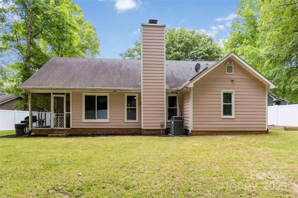 6736 Raeburn Ln Charlotte, NC 28227