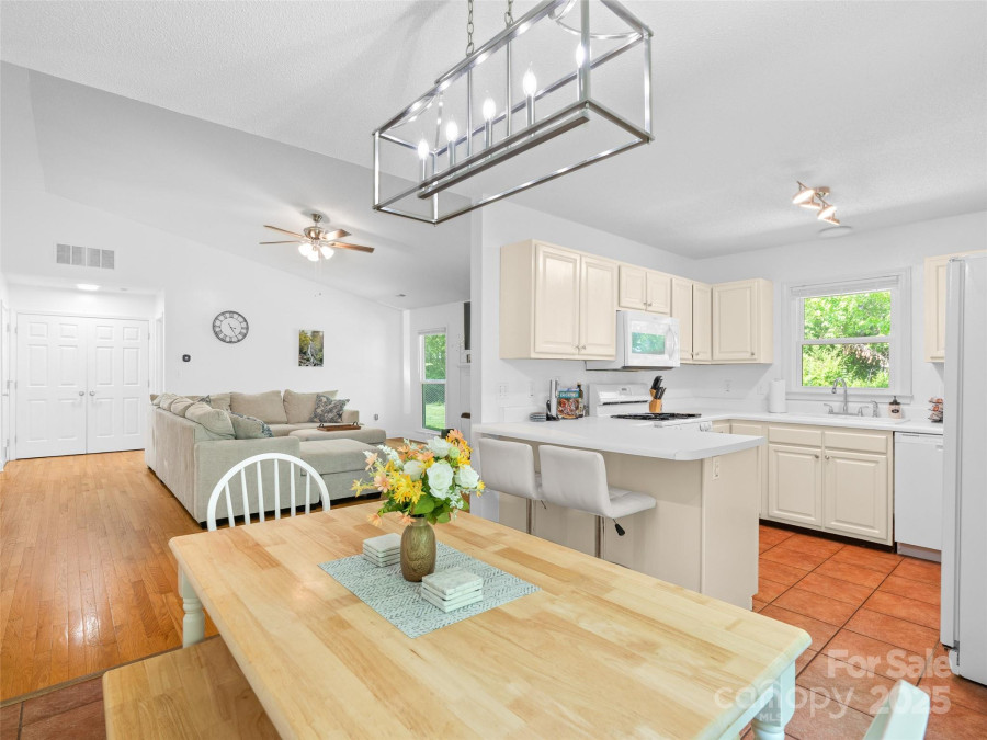 989 Thorncrest Ct Fletcher, NC 28732