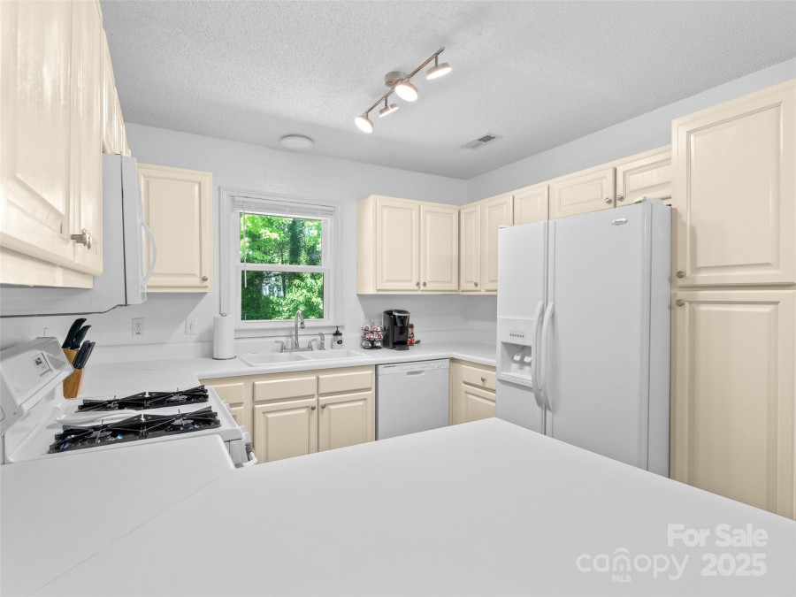 989 Thorncrest Ct Fletcher, NC 28732