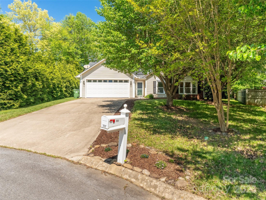 989 Thorncrest Ct Fletcher, NC 28732