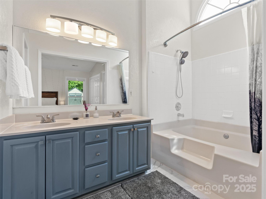 989 Thorncrest Ct Fletcher, NC 28732