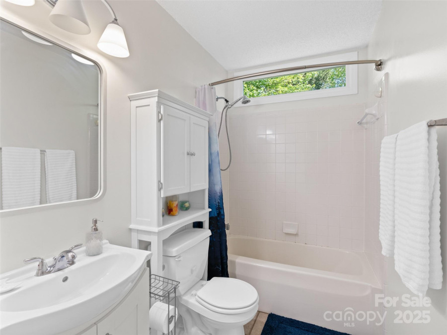 989 Thorncrest Ct Fletcher, NC 28732