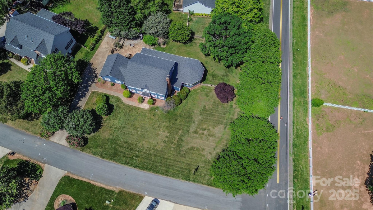 106 Chatworth Ln Mooresville, NC 28117