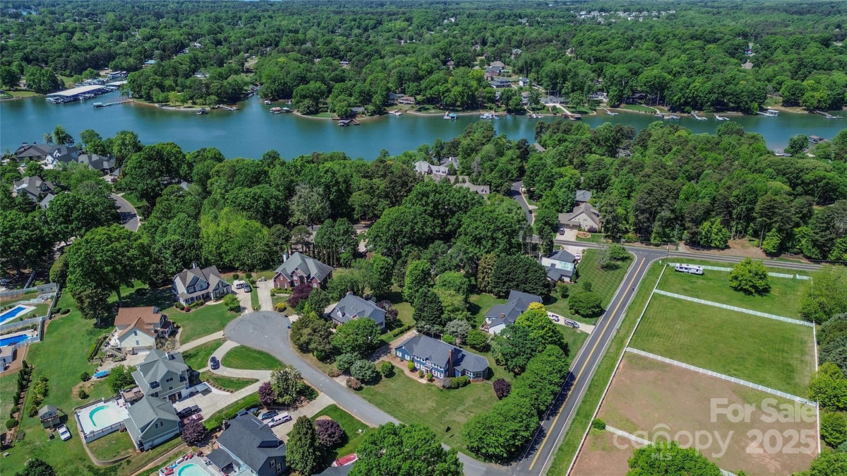 106 Chatworth Ln Mooresville, NC 28117