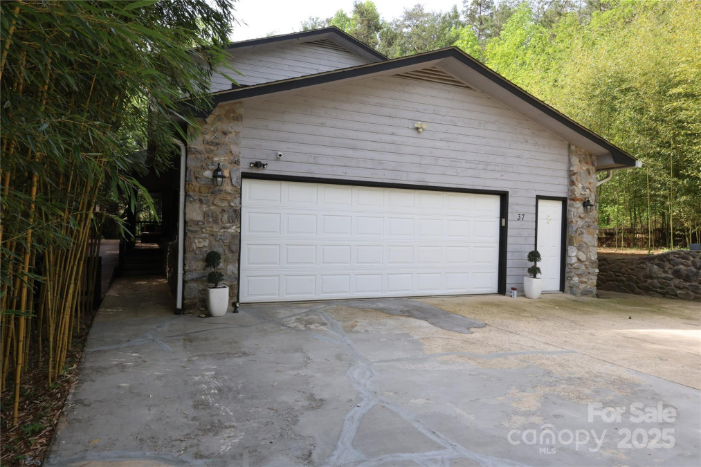 37 Nichols Hill Dr Asheville, NC 28804