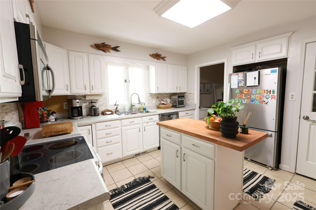 37 Nichols Hill Dr Asheville, NC 28804