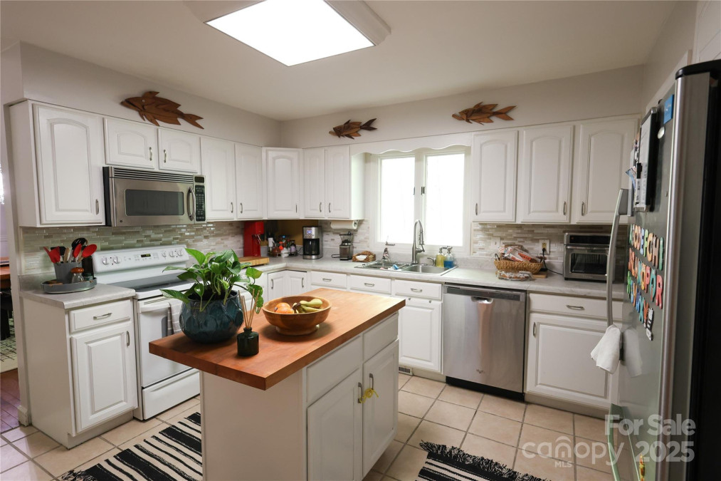 37 Nichols Hill Dr Asheville, NC 28804