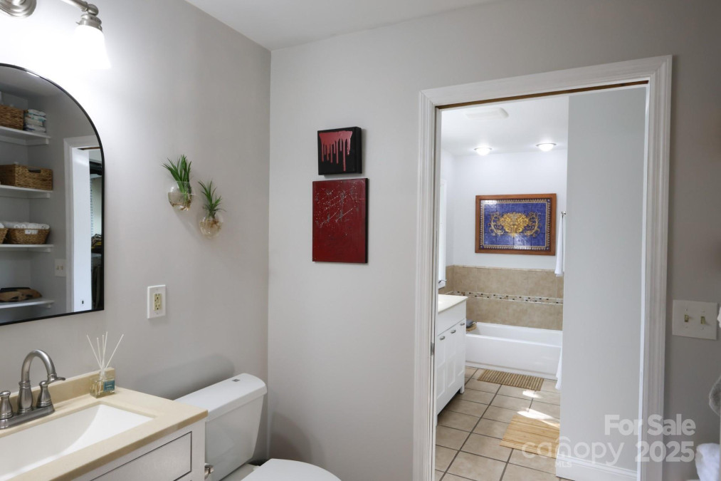 37 Nichols Hill Dr Asheville, NC 28804