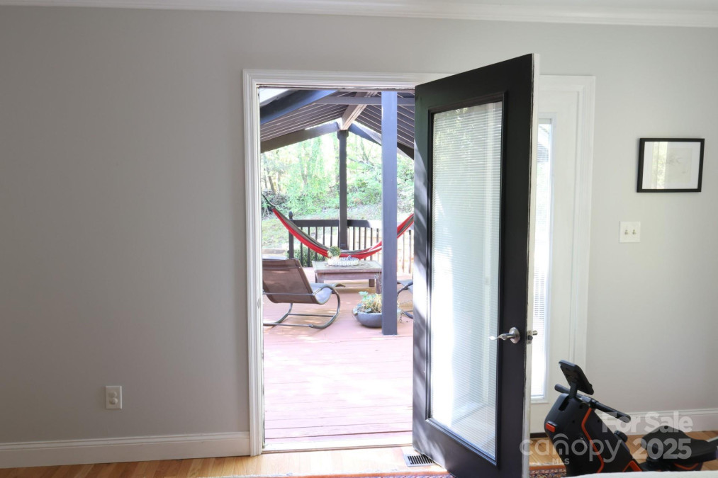 37 Nichols Hill Dr Asheville, NC 28804