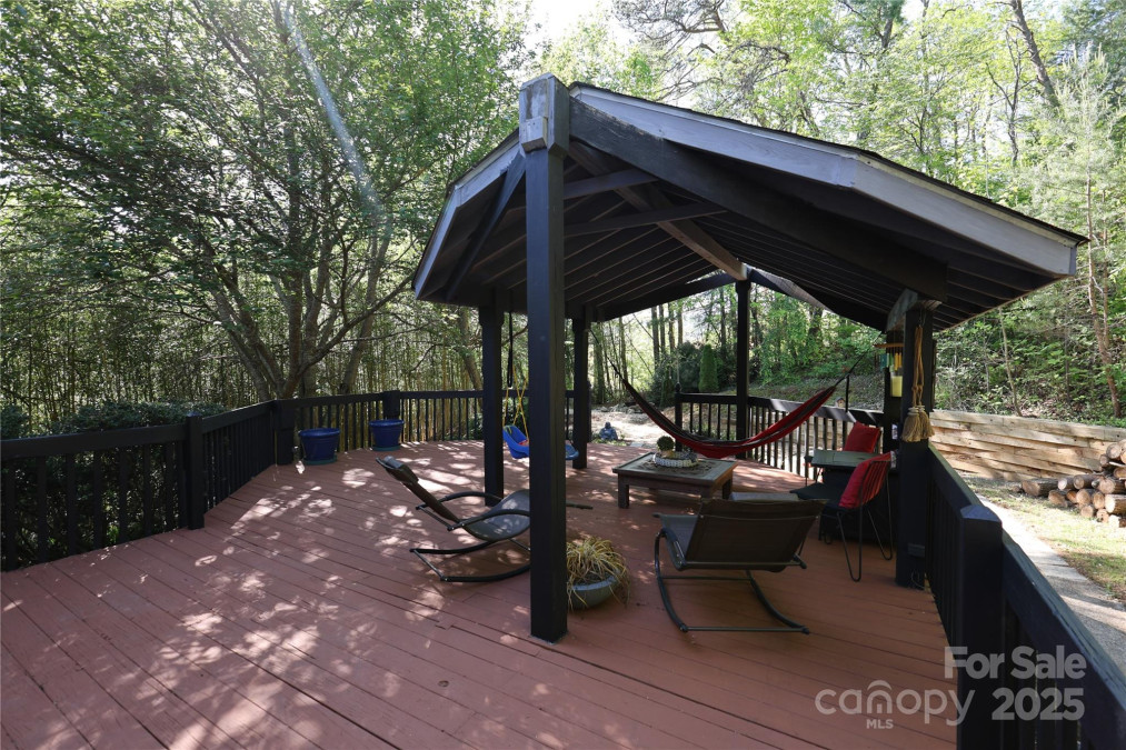 37 Nichols Hill Dr Asheville, NC 28804