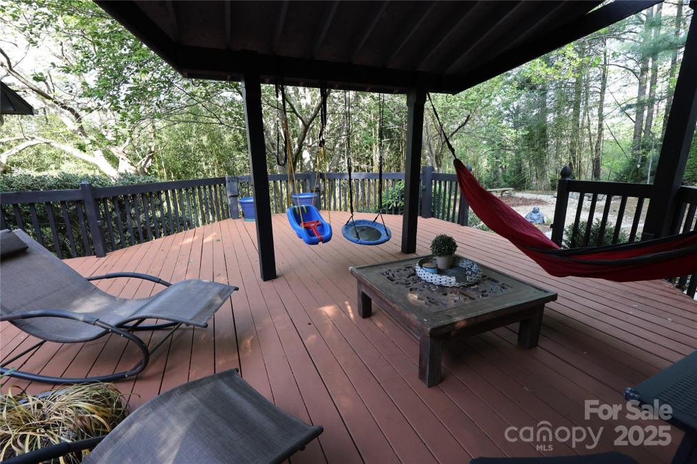 37 Nichols Hill Dr Asheville, NC 28804