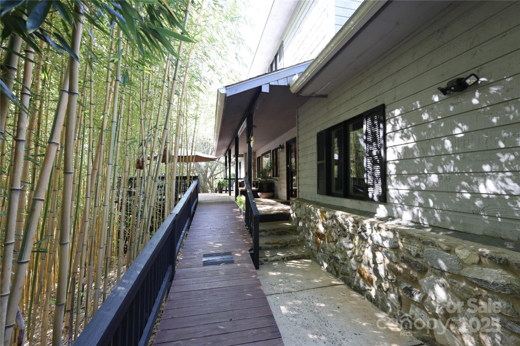37 Nichols Hill Dr Asheville, NC 28804