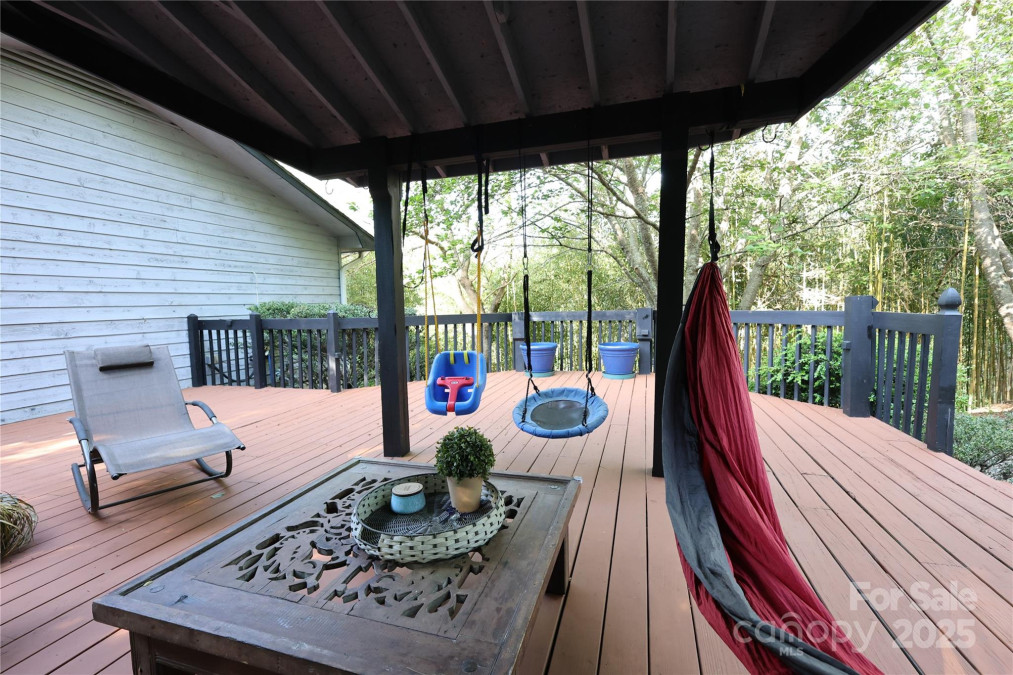 37 Nichols Hill Dr Asheville, NC 28804